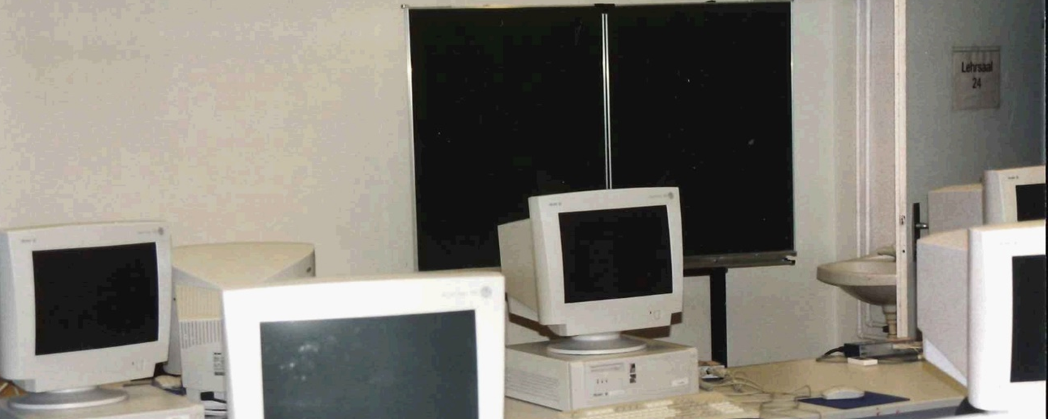 Bild: Das Bild zeigt einen alten Computer-Lehrsaal.