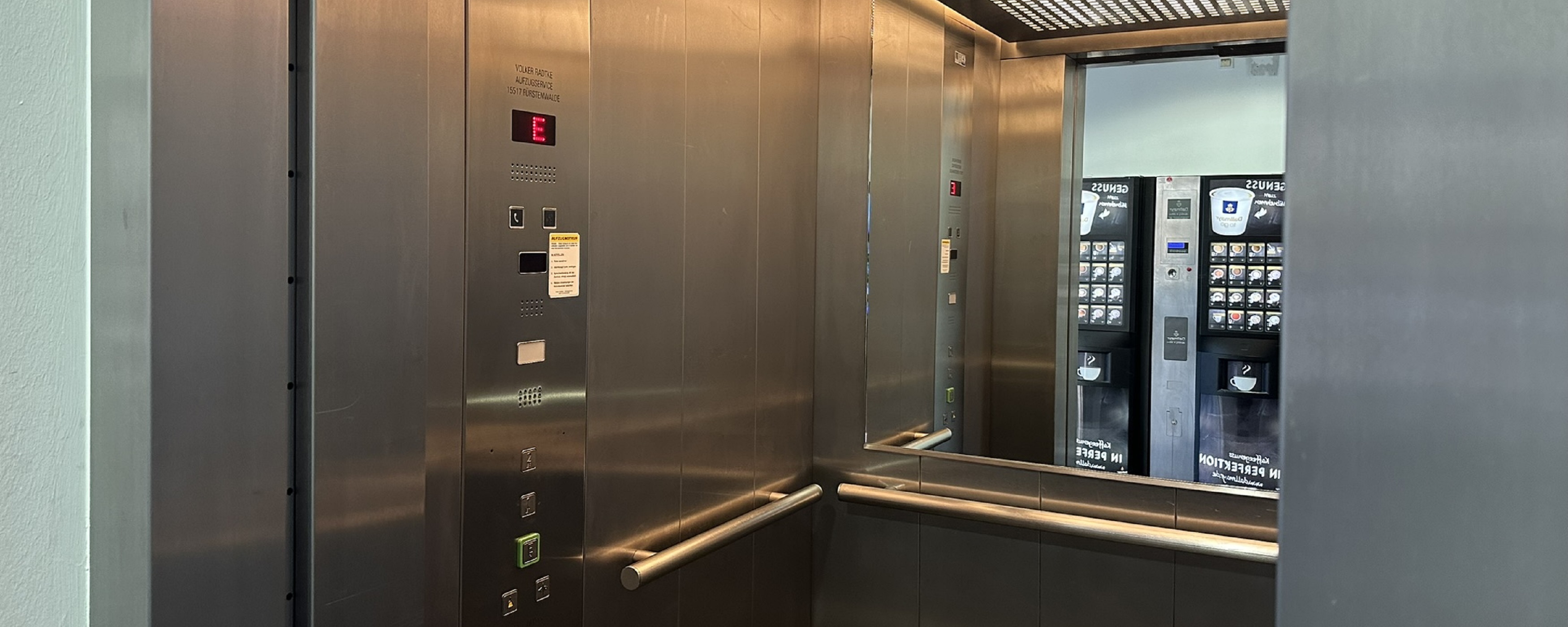 Bild: Einblick in den offenen Aufzug im Hörsaalgebäude