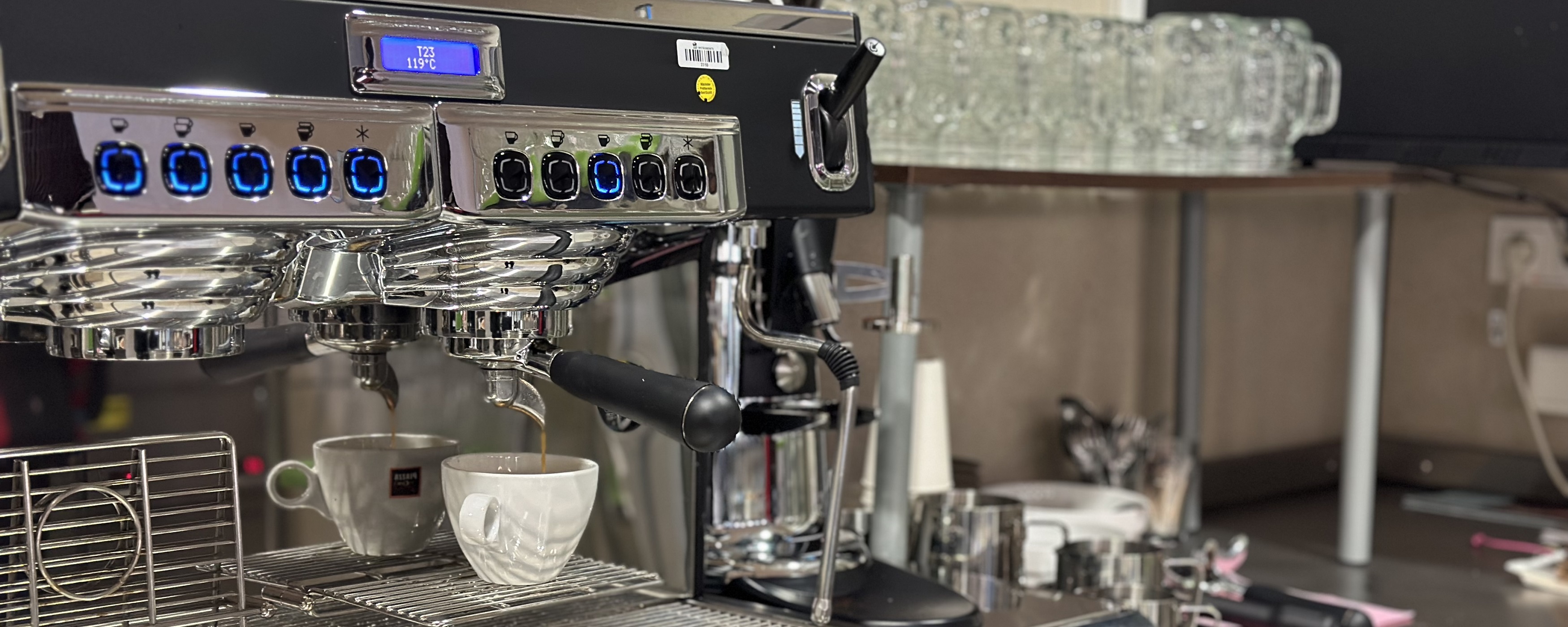 Bild: Kaffeemaschiene lässt Kaffee in eine Tasse laufen
