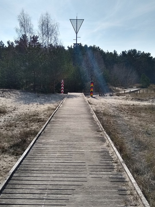 Das Bild zeigt einen Weg auf der Deutsch-Polnischen Grenze.