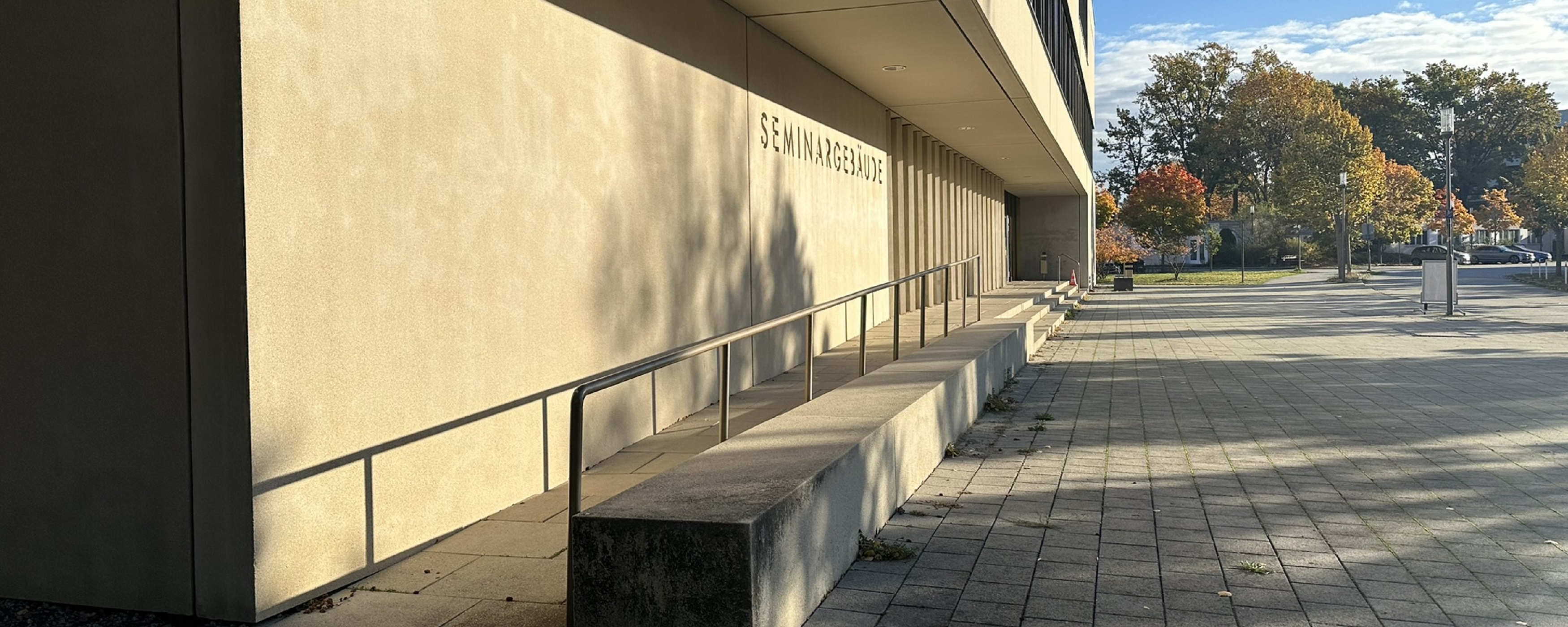 Bild: Rampe vor dem Eingang zum Seminargebäude