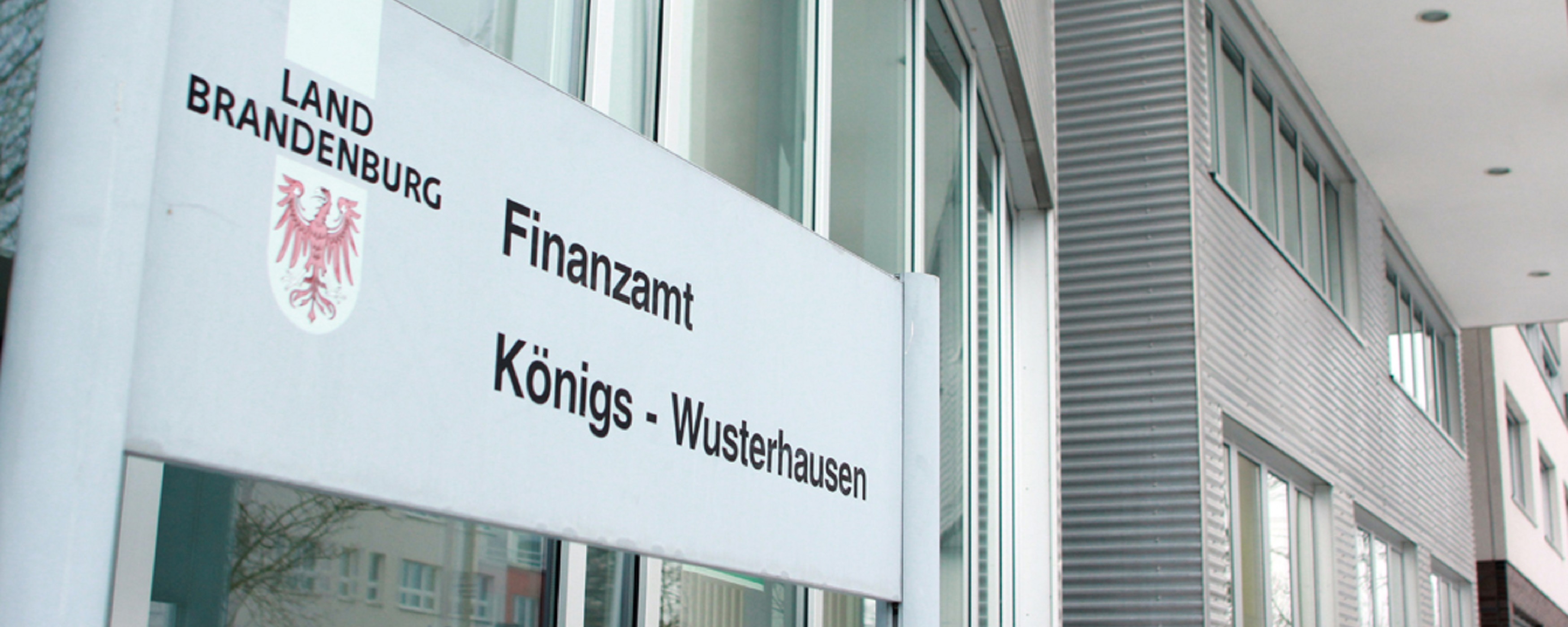 Foto des Eingangsschilds des Finanzamtes Königs Wusterhausen