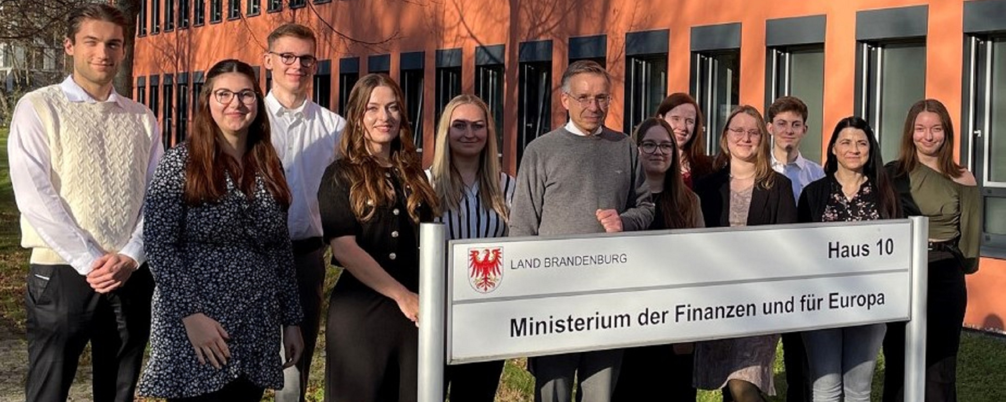 Gruppenfoto vor dem Eingang des Finanzministeriums