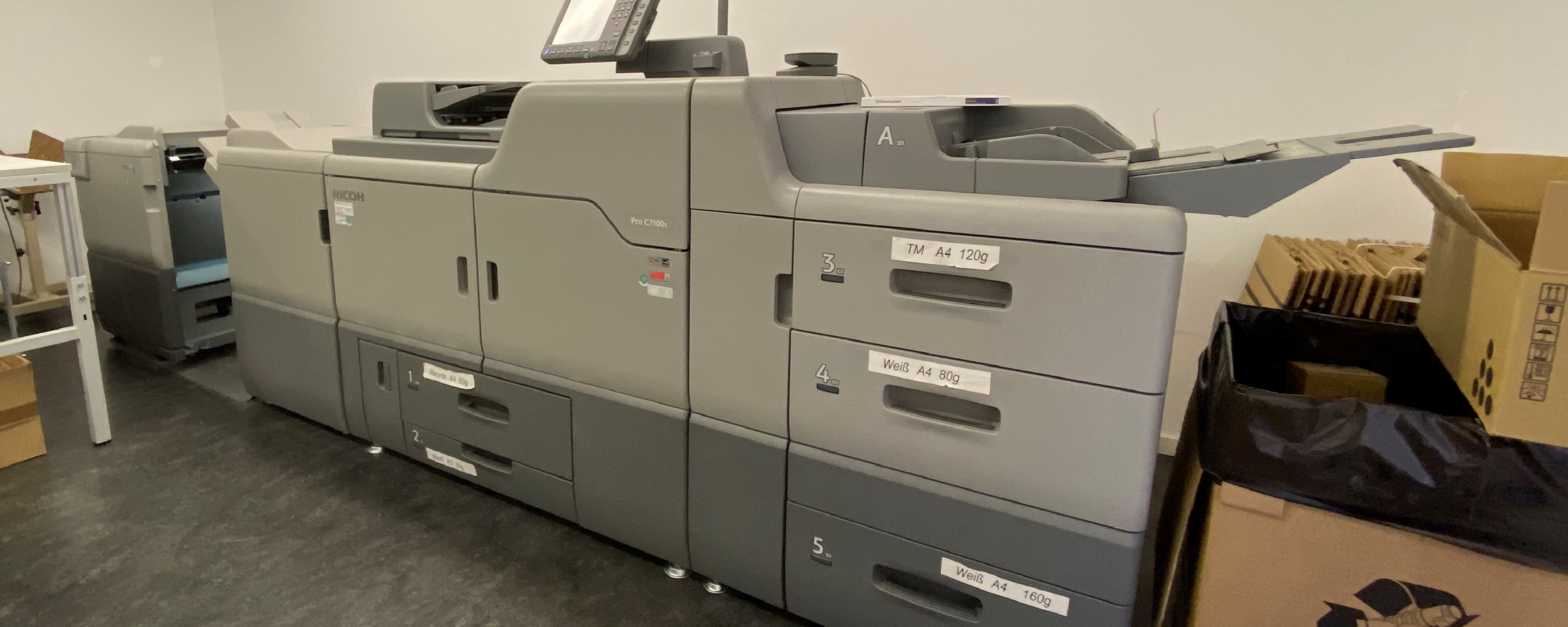 Bild: Das Bild zeigt eine Druckmaschine in der Druckerei.