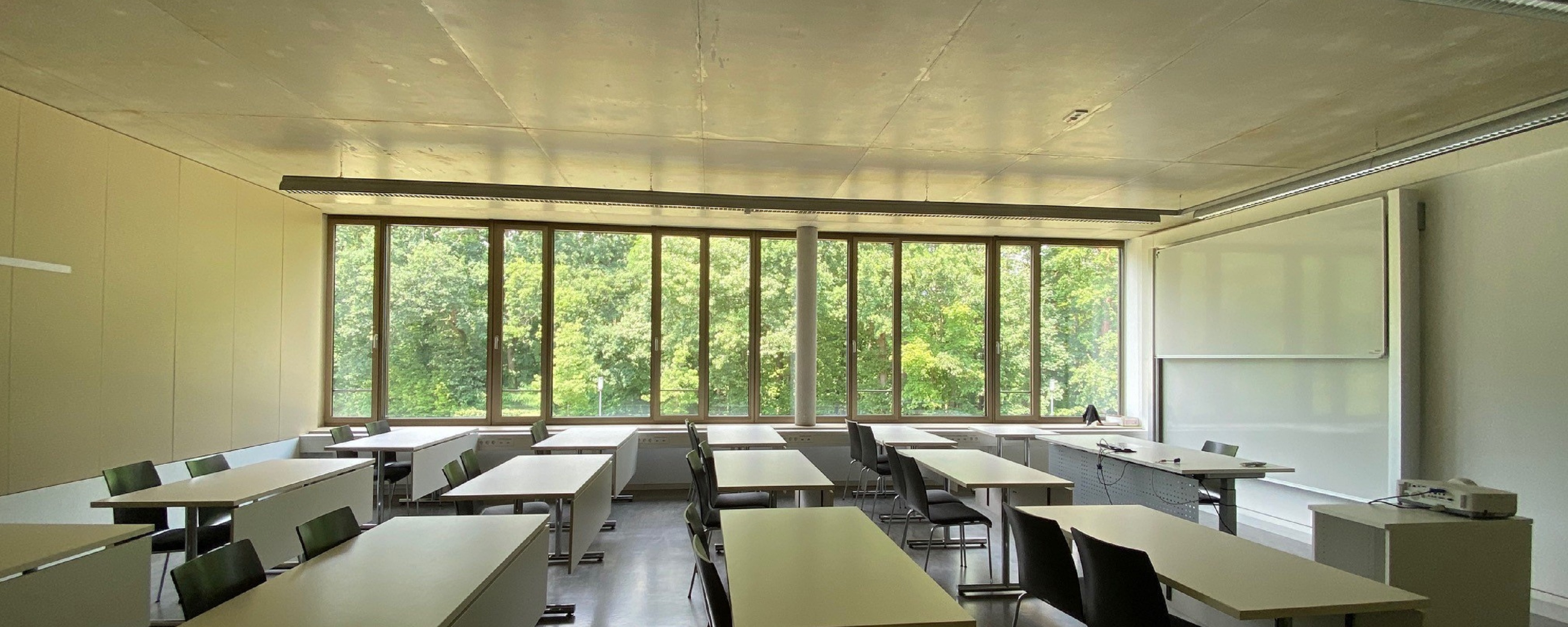 Bild: Das Bild zeigt einen Lehrsaal im Höhrsaalgebäude mit Blick auf die Fenster.