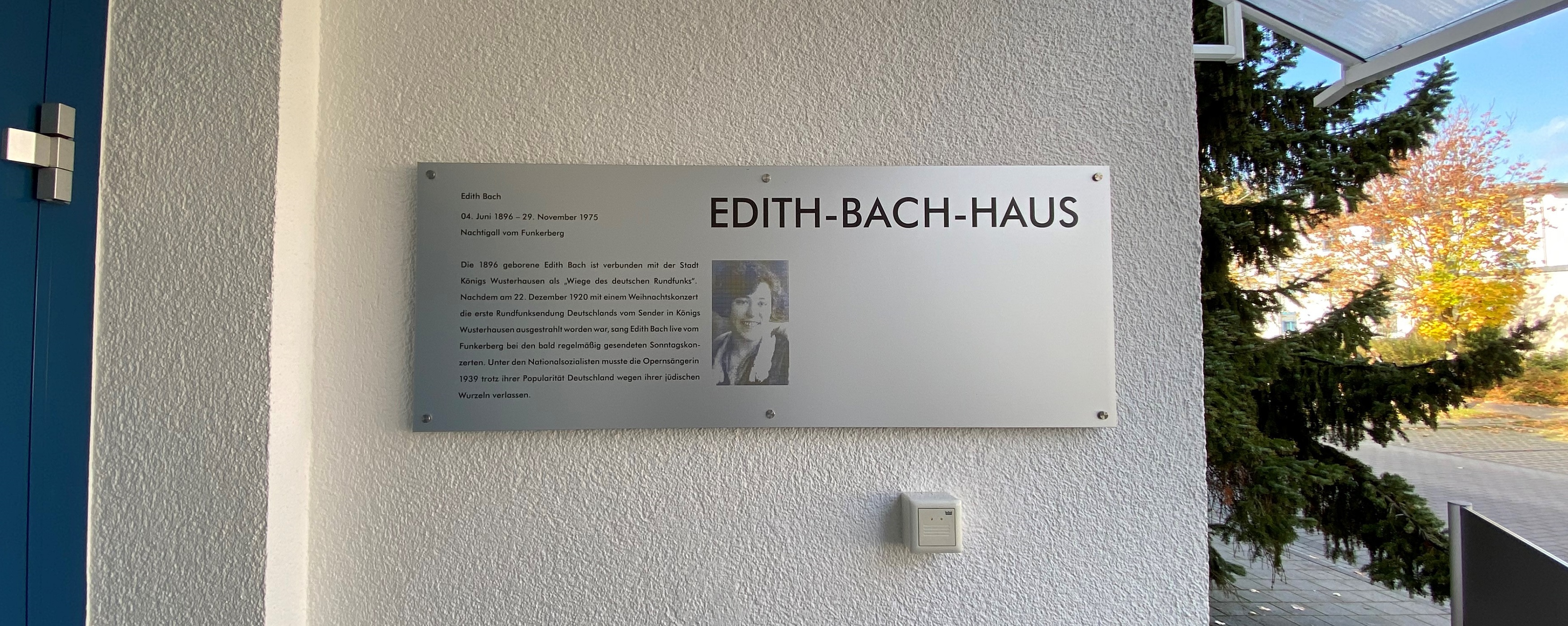Das Bild zeigt das Schild über Edith-Bach.