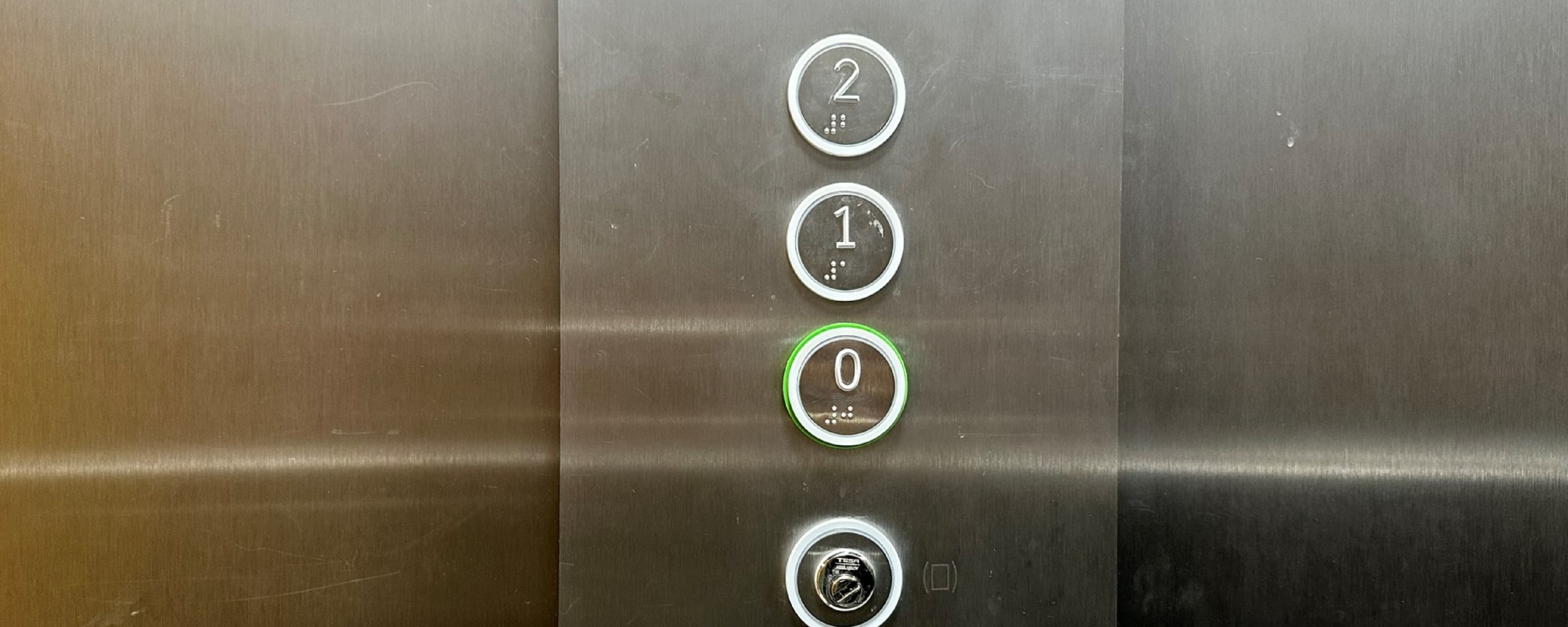 Bild: Knöpfe eines Fahrstuhls mit Brailleschrift