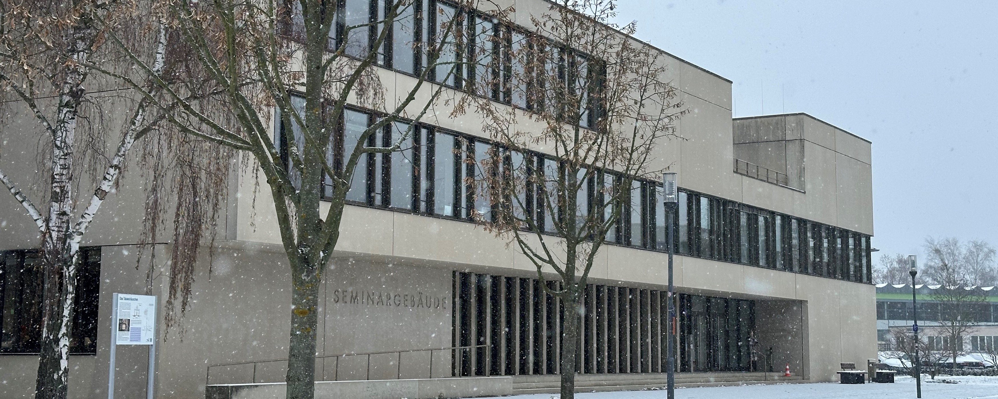 Bild: Seminargebäude von vorne mit Schnee bedeckt