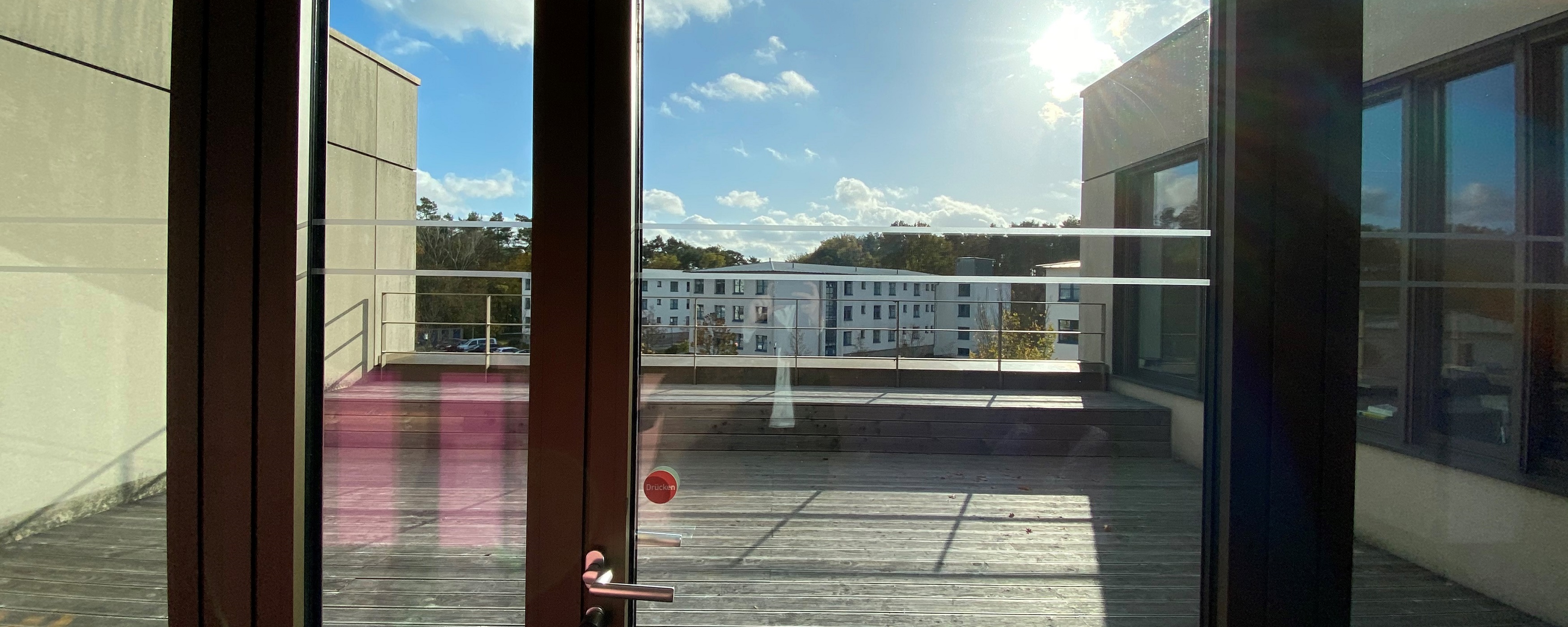 Bild: Das Bild zeigt den Balkon im 2. OG des Seminargebäudes.