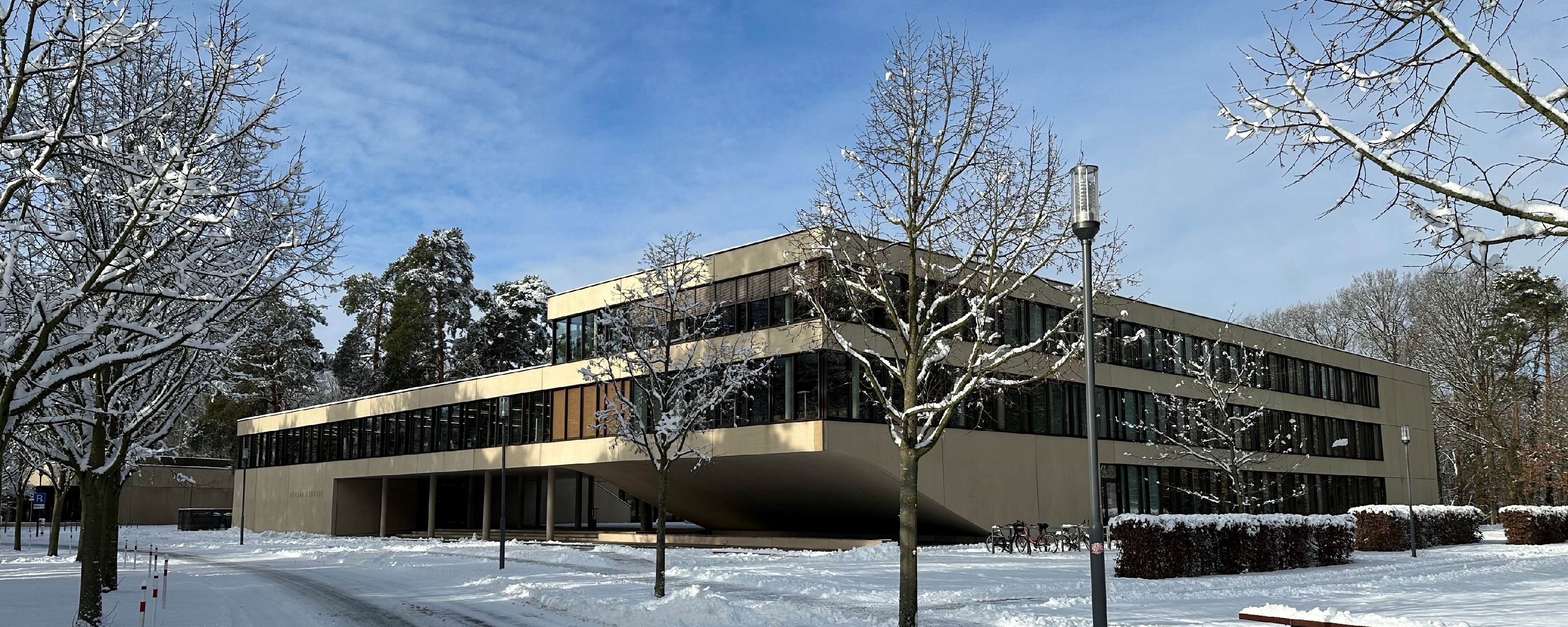 Bild: Das Hörsaalgebäude von Schnee bedeckt