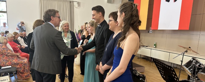 Staatssekretär Jobst-Hinrich Ubbelohde übergibt die Diplomierungsurkunden