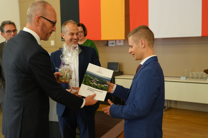 Übergabe des Diploms an den Jahrgangsbesten des BZSt