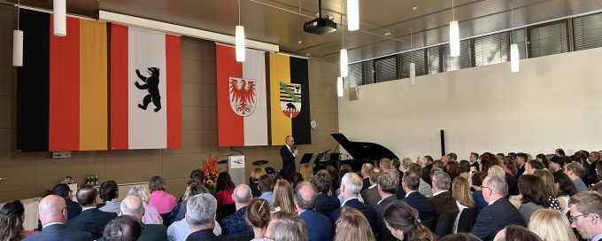 Begrüßung durch den Direktor der FHF, Thilo Gebauer