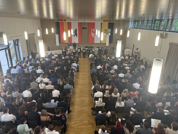 Blick in den Saal bei der Zeugnisübergabe