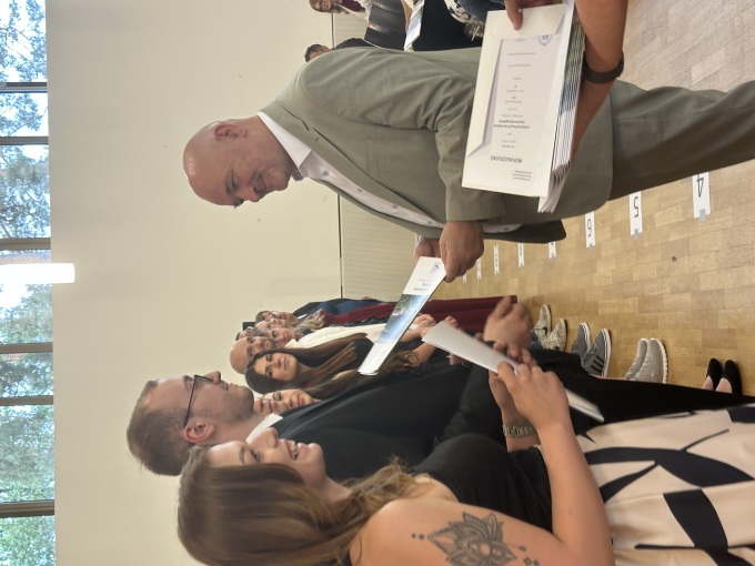 Finanzminister Crumbach übergibt den Brandenburger Absolvent/-innen ihre Zeugnisse