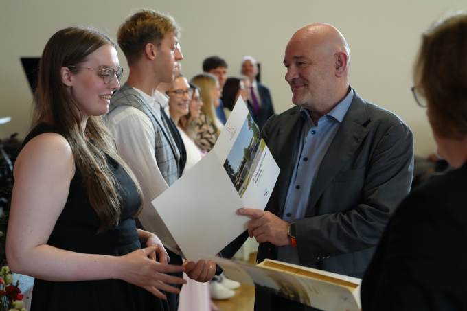 Diplomübergabe durch Finanzminister Crumbach