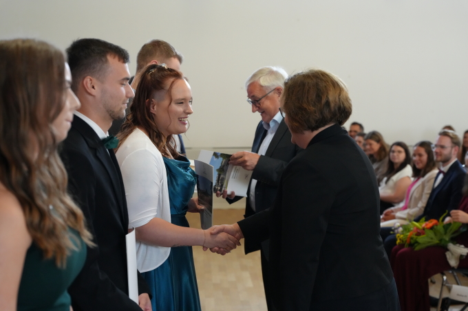 Diplomübergabe durch den Finanzminister Sachsen-Anhalts, Michael Richter und die stellv. Leiterin der FHF, Carmen Köpke