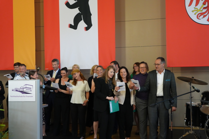 Dozierende singen zum Abschluss gemeinsam einen Song