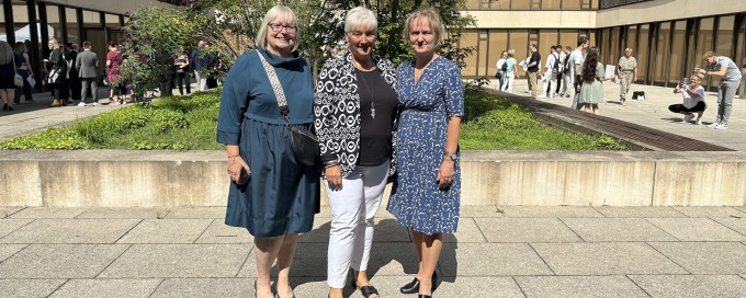 Die Direktorin der LFS, Gabriele Gößling-Pösselt gemeinsam mit der Bürgermeisterin der Stadt Königs Wusterhausen, Michaela Wiezorek und der stellv. Leiterin der LFS, Susanne Bittighöfer (v.l.n.r.)