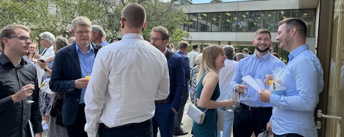 Sektempfang im Innenhof des Hörsaalgebäudes