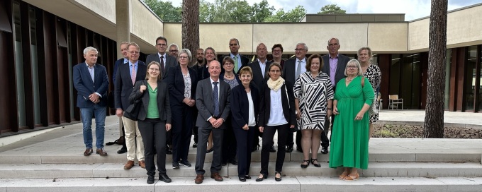 Finanzminister von Sachsen-Anhalt, Michael Richter (3.v.r.) und Finanzstaatssekretär, Rüdiger Malter (4.v.l.) mit Susanne Bittighöfer, Gabriele Gößling-Pösselt und Carmen Köpke (v.r.n.l) mit Amtsleitungen aus Sachsen-Anhalt