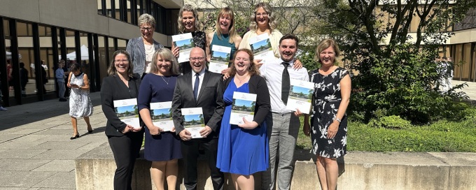 Die Amtsleiterin des Finanzamtes Königs Wusterhausen, Marion Springborn (oben links) gemeinsam mit Absolventinnen und Absolventen und der Ausbildungsleiterin Ivonne Gebhardt (unten rechts)