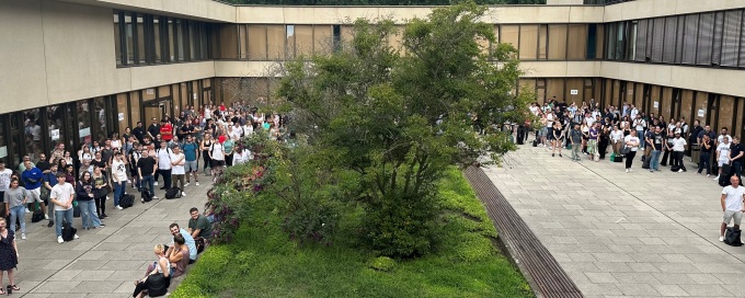 Eröffnung auf dem Innenhof des Hörsaalgebäudes