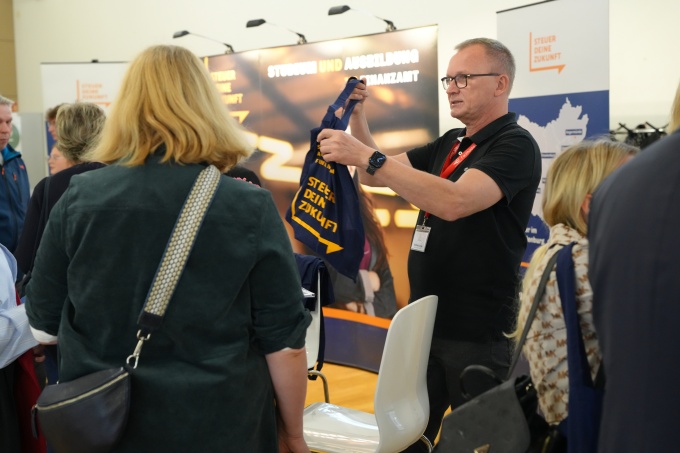 Beratung am Stand der FHF und LFS