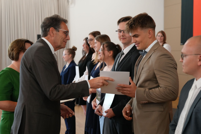 Übergabe der Diplome durch Sachsen-Anhalts Finanzsstaatssekretär Rüdiger Malter