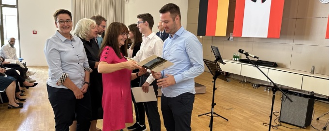 Die Ministerin der Finanzen übergibt die Zertifikate an die Absolventinnen und Absolventen