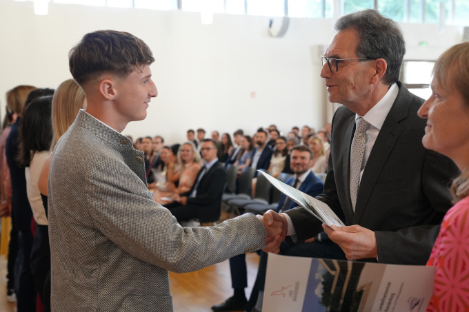 Zeugnisübergabe durch den Staatssekretär für Finanzen Sachsen-Anhalts, Rüdiger Malter